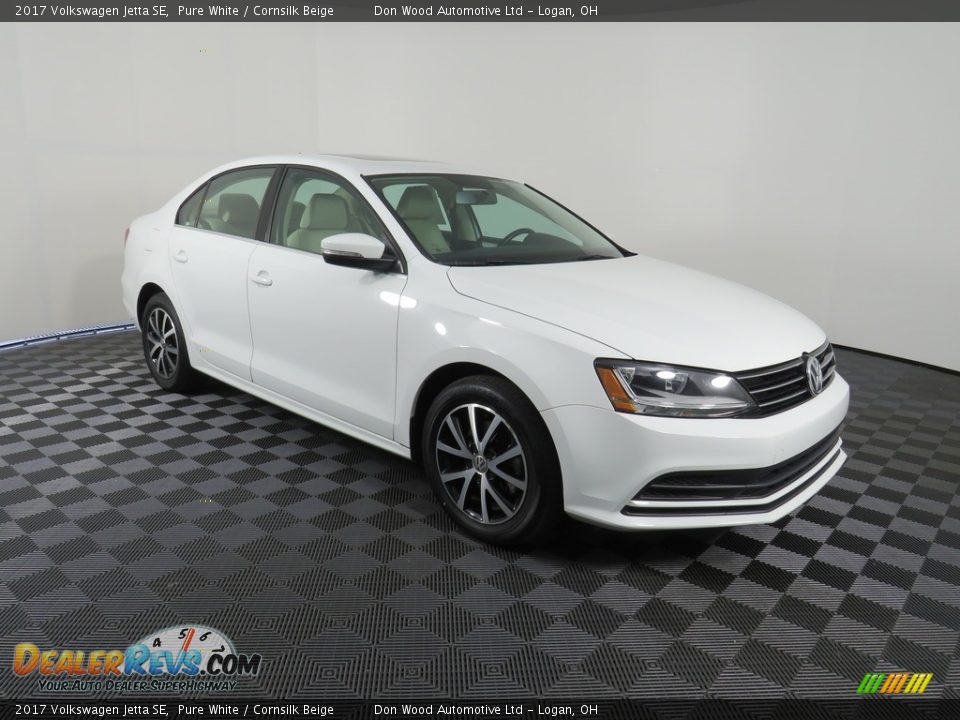 Front 3/4 View of 2017 Volkswagen Jetta SE Photo #4