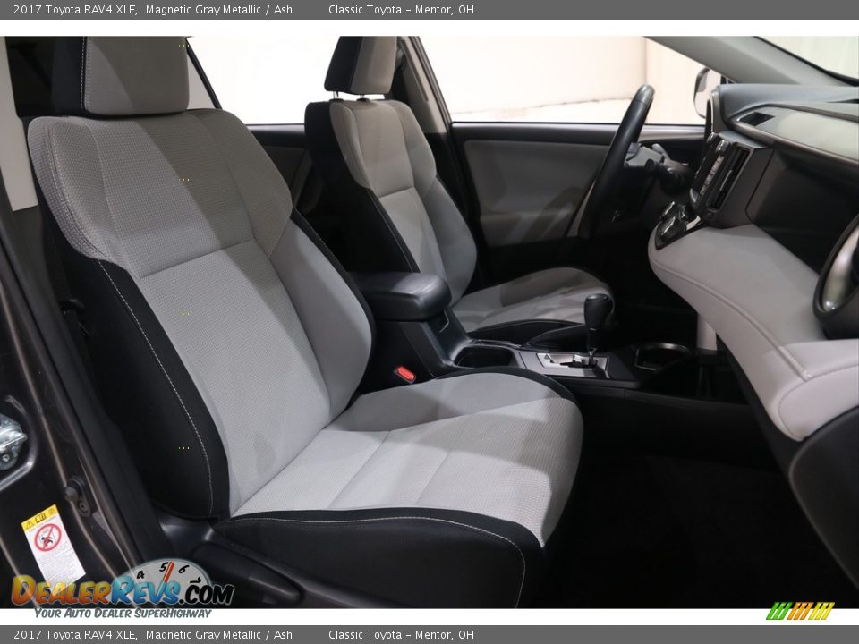 2017 Toyota RAV4 XLE Magnetic Gray Metallic / Ash Photo #14