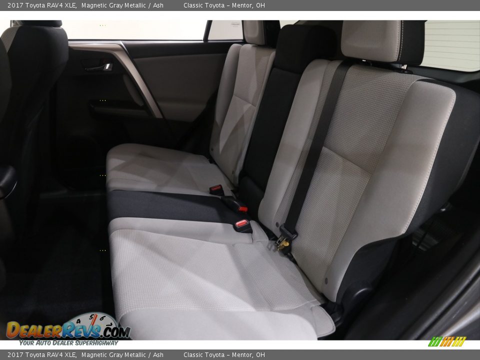 2017 Toyota RAV4 XLE Magnetic Gray Metallic / Ash Photo #16
