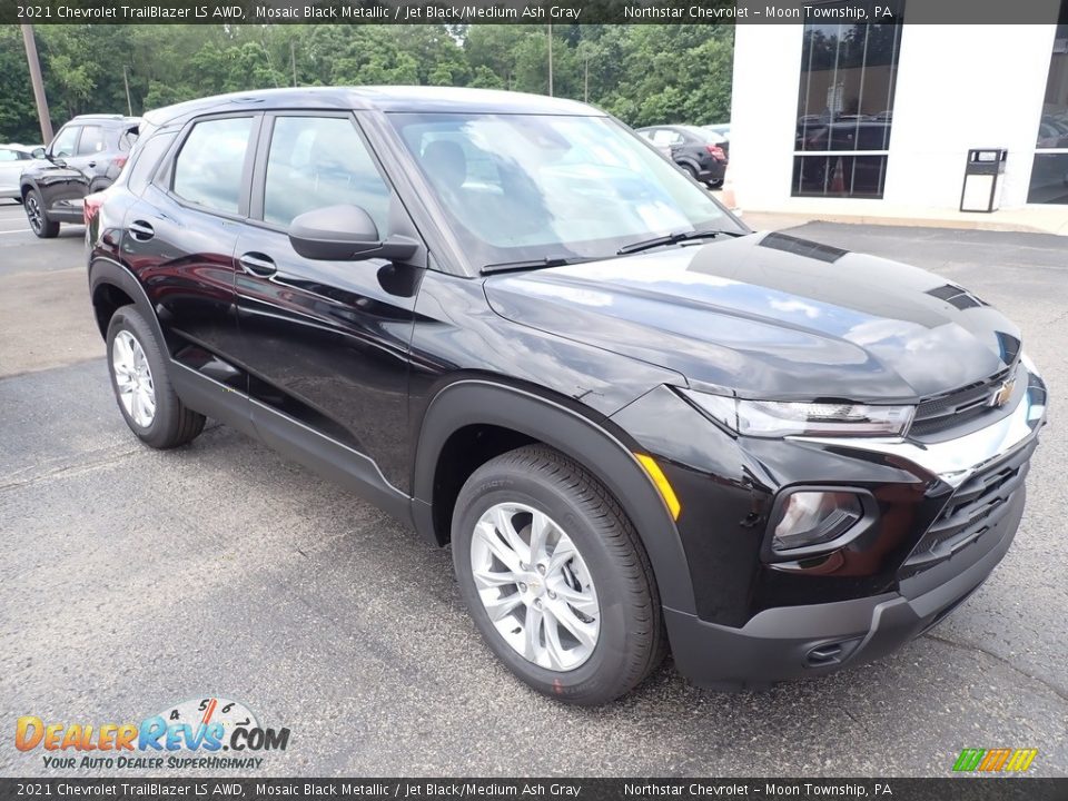 Front 3/4 View of 2021 Chevrolet Trailblazer LS AWD Photo #8