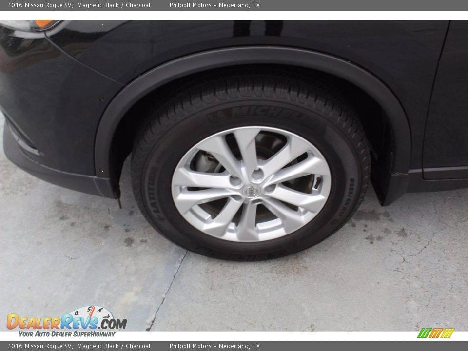 2016 Nissan Rogue SV Magnetic Black / Charcoal Photo #5