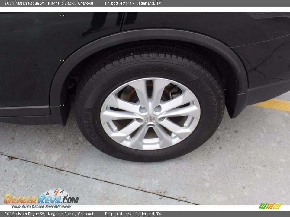2016 Nissan Rogue SV Magnetic Black / Charcoal Photo #6