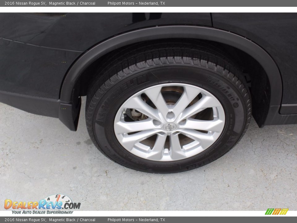 2016 Nissan Rogue SV Magnetic Black / Charcoal Photo #11
