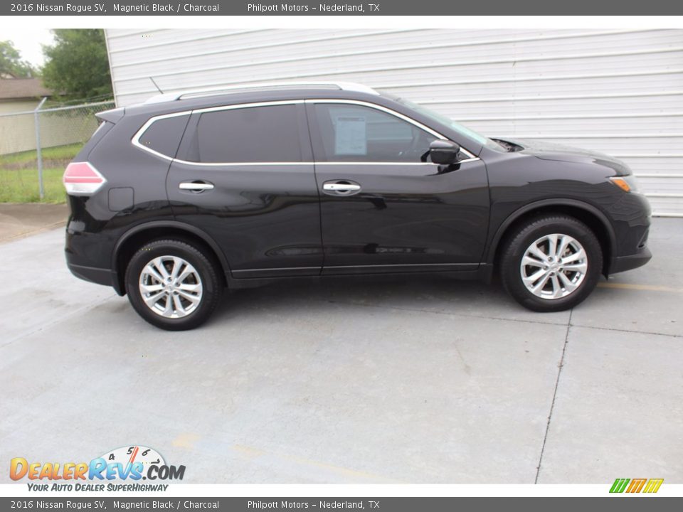 2016 Nissan Rogue SV Magnetic Black / Charcoal Photo #13