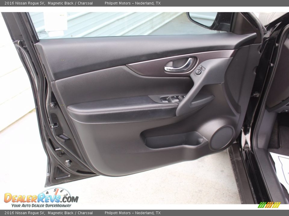 2016 Nissan Rogue SV Magnetic Black / Charcoal Photo #14