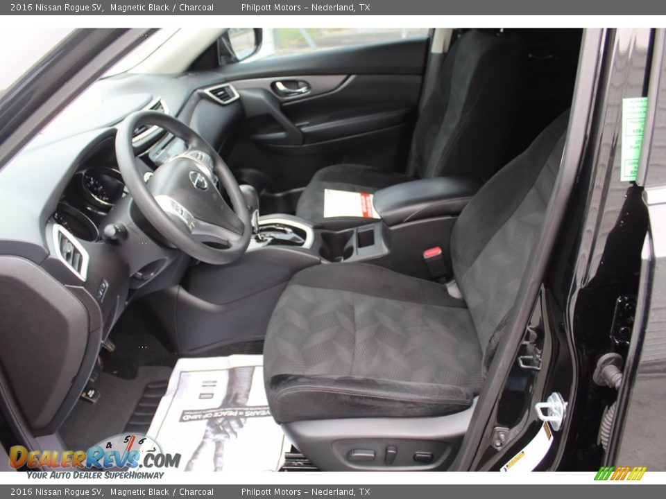 2016 Nissan Rogue SV Magnetic Black / Charcoal Photo #15