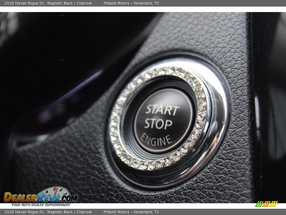 2016 Nissan Rogue SV Magnetic Black / Charcoal Photo #22