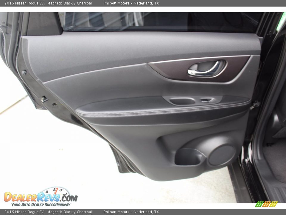 2016 Nissan Rogue SV Magnetic Black / Charcoal Photo #24
