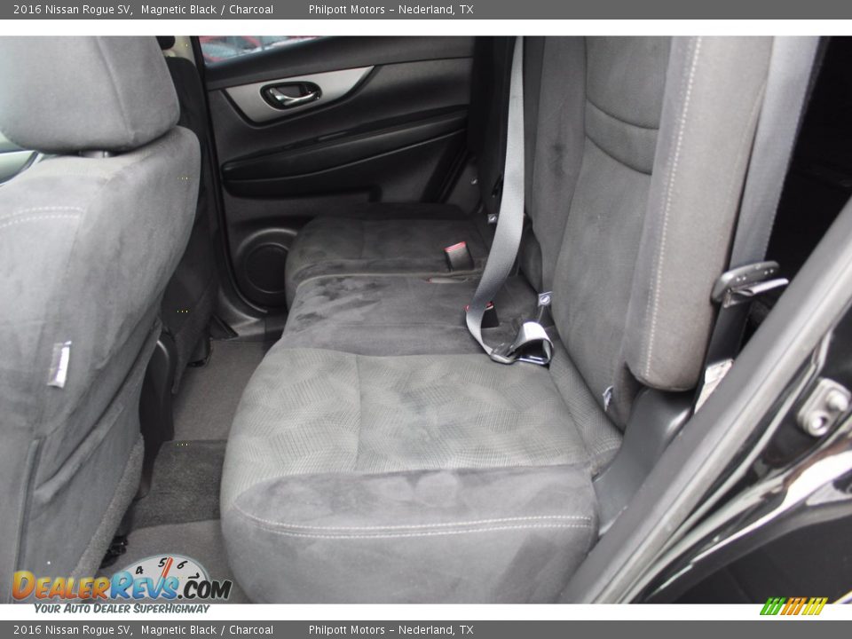 2016 Nissan Rogue SV Magnetic Black / Charcoal Photo #25