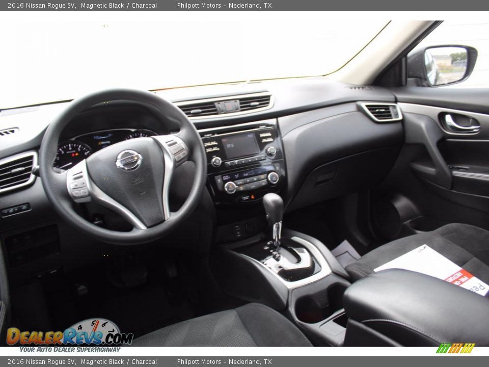 2016 Nissan Rogue SV Magnetic Black / Charcoal Photo #26