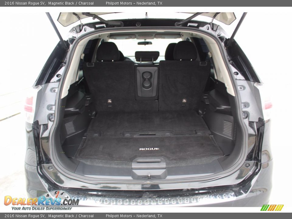 2016 Nissan Rogue SV Magnetic Black / Charcoal Photo #28