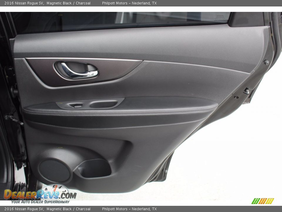2016 Nissan Rogue SV Magnetic Black / Charcoal Photo #29
