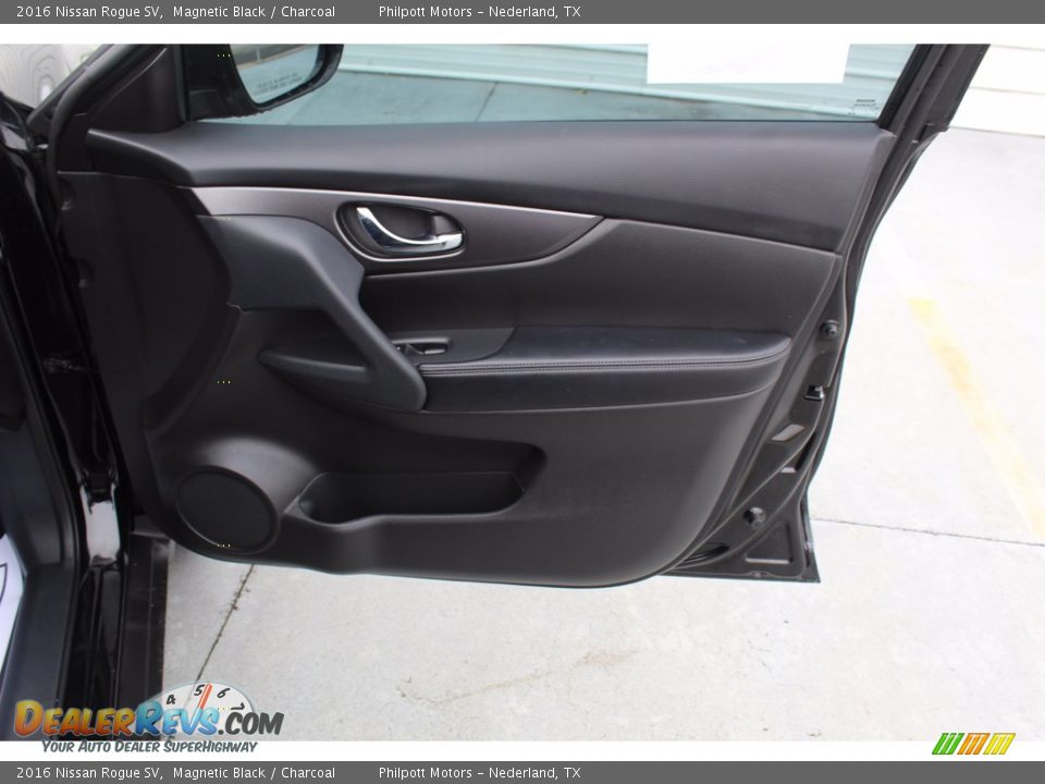 2016 Nissan Rogue SV Magnetic Black / Charcoal Photo #31