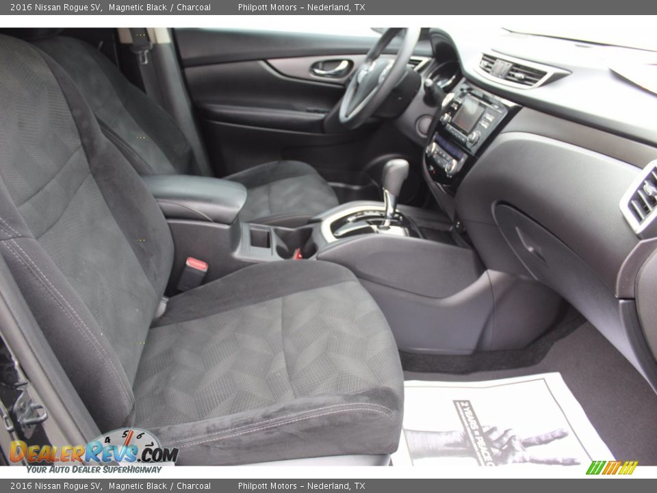 2016 Nissan Rogue SV Magnetic Black / Charcoal Photo #32