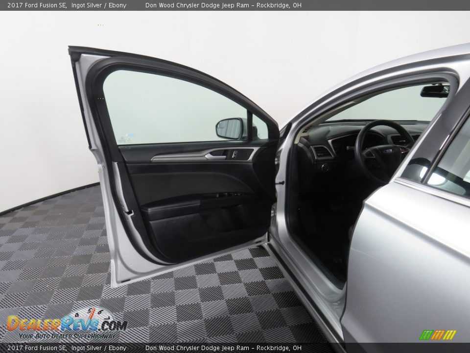 2017 Ford Fusion SE Ingot Silver / Ebony Photo #29