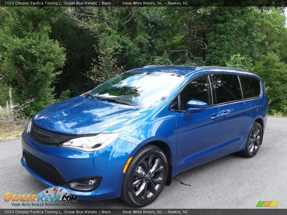 Front 3/4 View of 2020 Chrysler Pacifica Touring L Photo #2
