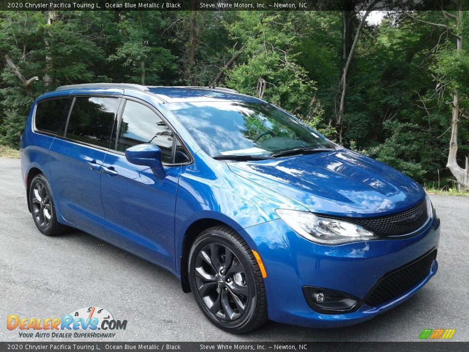 Front 3/4 View of 2020 Chrysler Pacifica Touring L Photo #4