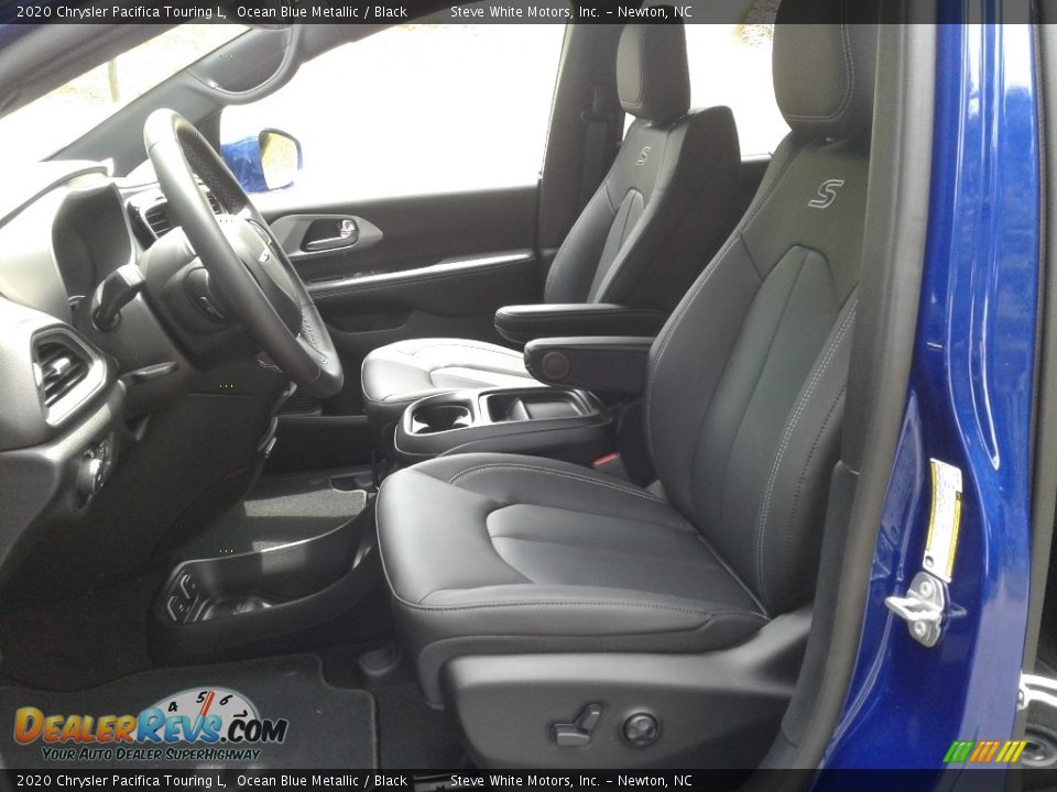 Front Seat of 2020 Chrysler Pacifica Touring L Photo #10
