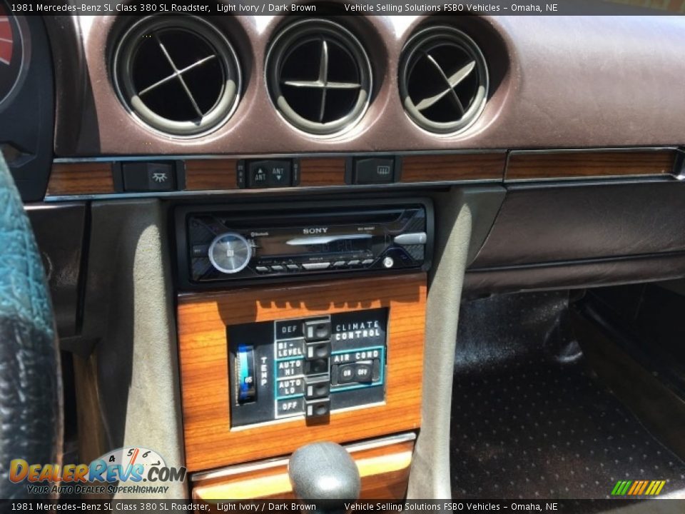 Controls of 1981 Mercedes-Benz SL Class 380 SL Roadster Photo #11