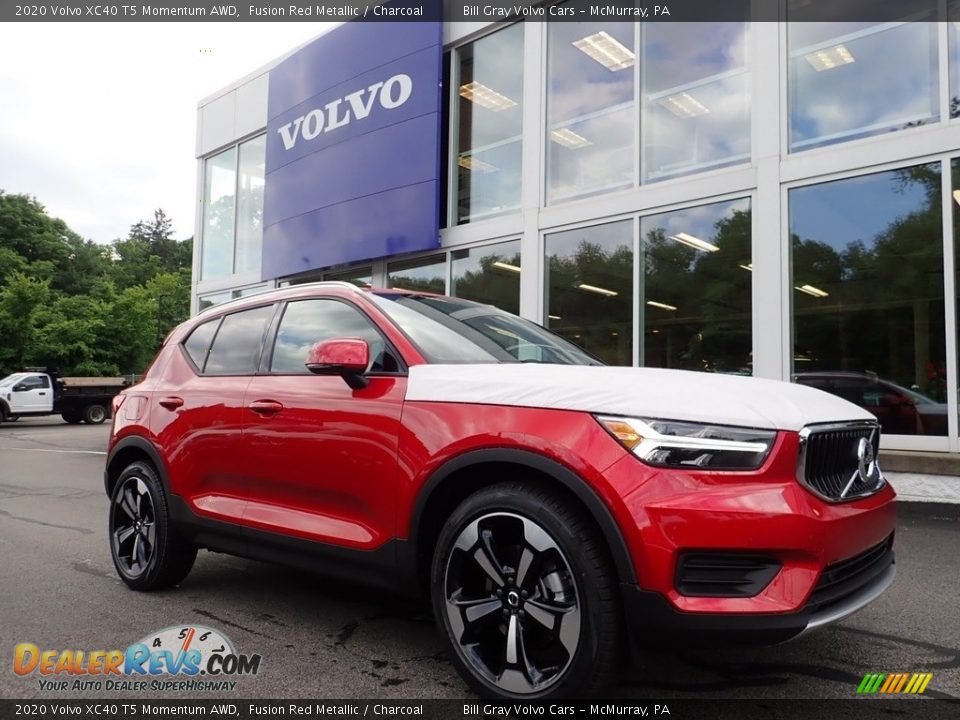 Front 3/4 View of 2020 Volvo XC40 T5 Momentum AWD Photo #1