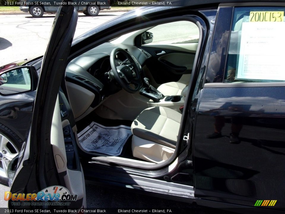 2013 Ford Focus SE Sedan Tuxedo Black / Charcoal Black Photo #5