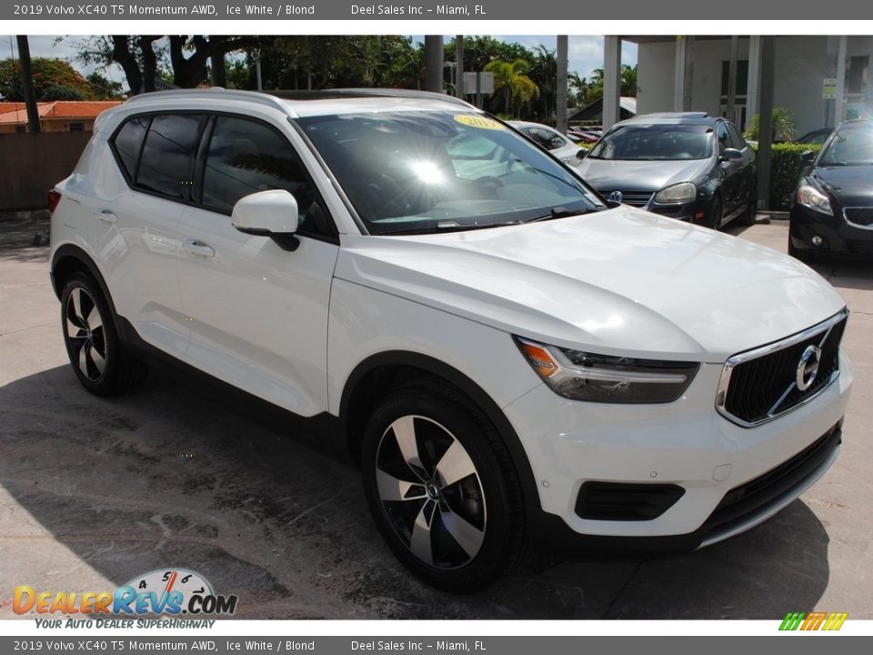 Front 3/4 View of 2019 Volvo XC40 T5 Momentum AWD Photo #2