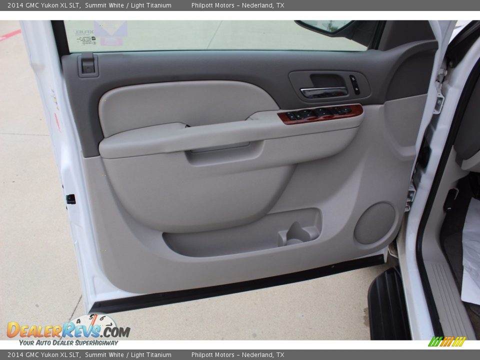 Door Panel of 2014 GMC Yukon XL SLT Photo #9