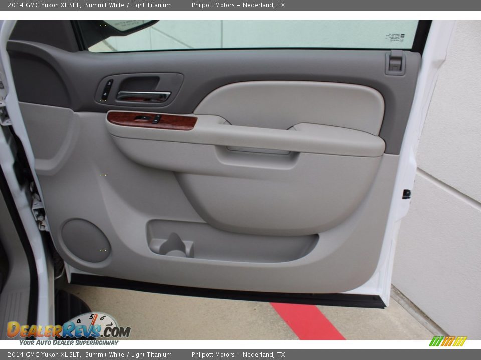 Door Panel of 2014 GMC Yukon XL SLT Photo #25