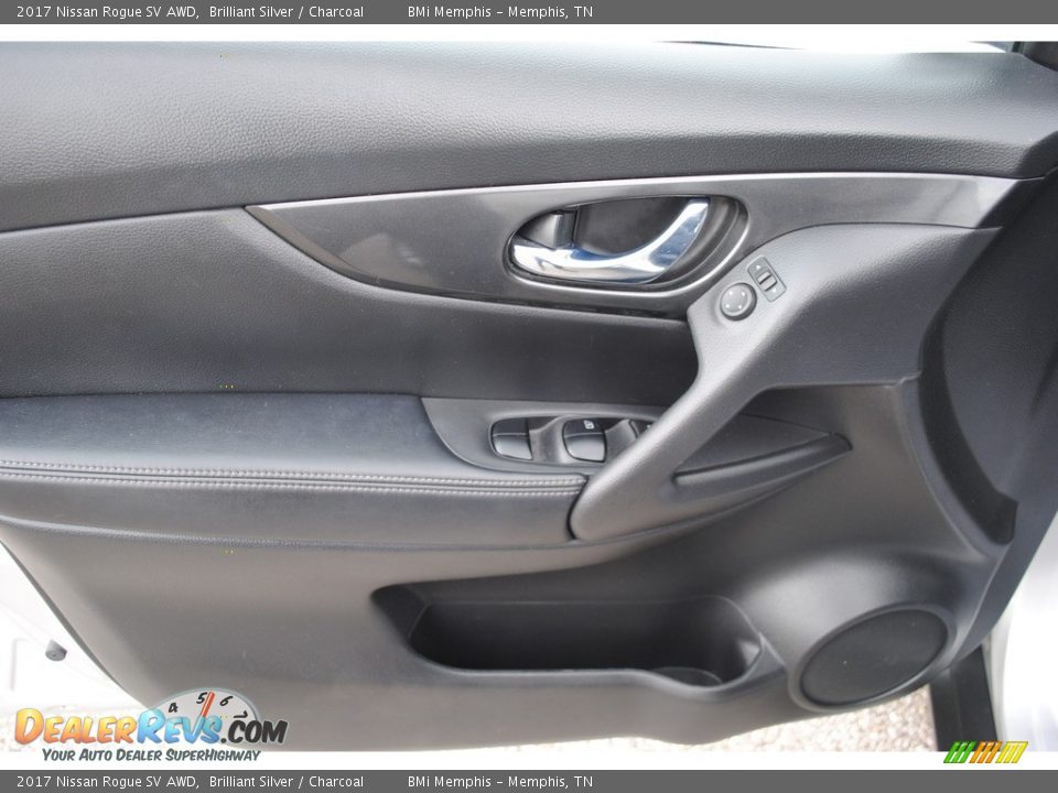 2017 Nissan Rogue SV AWD Brilliant Silver / Charcoal Photo #10