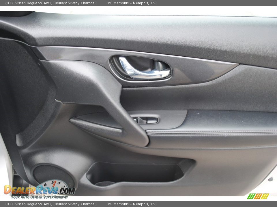 2017 Nissan Rogue SV AWD Brilliant Silver / Charcoal Photo #28
