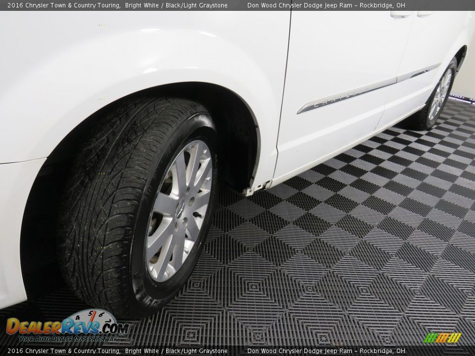 2016 Chrysler Town & Country Touring Bright White / Black/Light Graystone Photo #10