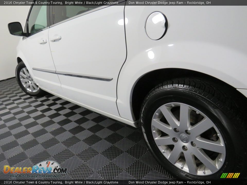 2016 Chrysler Town & Country Touring Bright White / Black/Light Graystone Photo #11