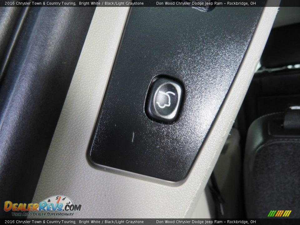 2016 Chrysler Town & Country Touring Bright White / Black/Light Graystone Photo #16