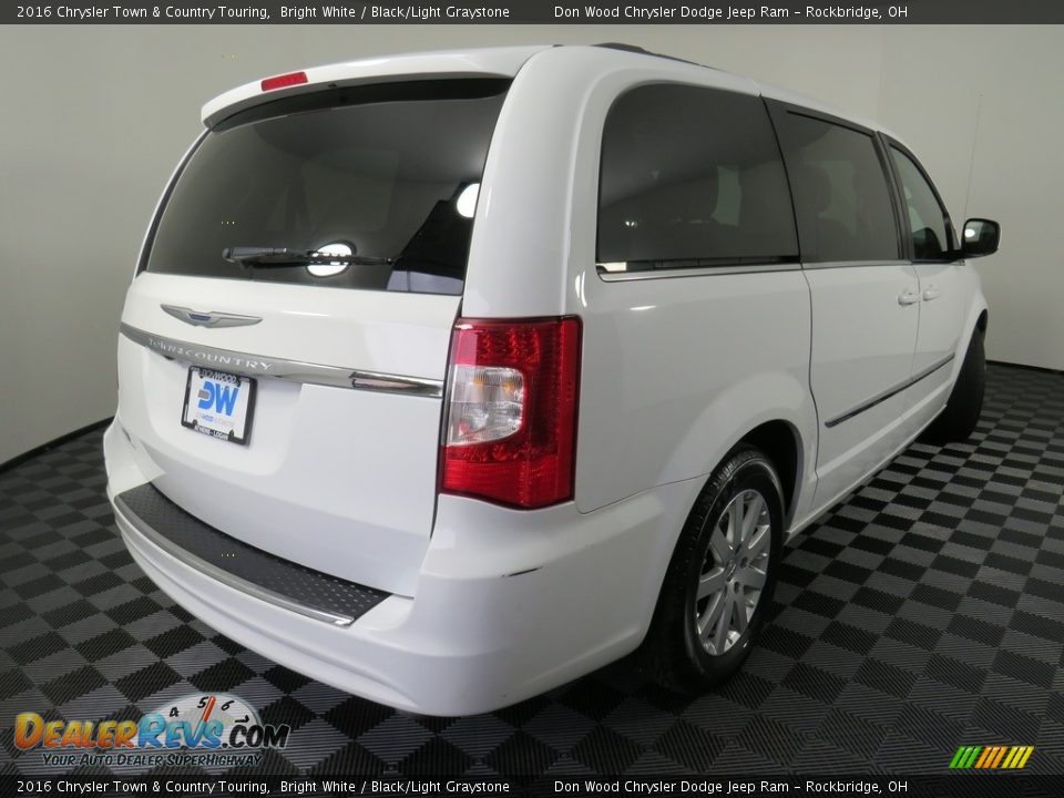 2016 Chrysler Town & Country Touring Bright White / Black/Light Graystone Photo #17