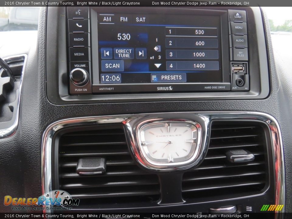 2016 Chrysler Town & Country Touring Bright White / Black/Light Graystone Photo #27