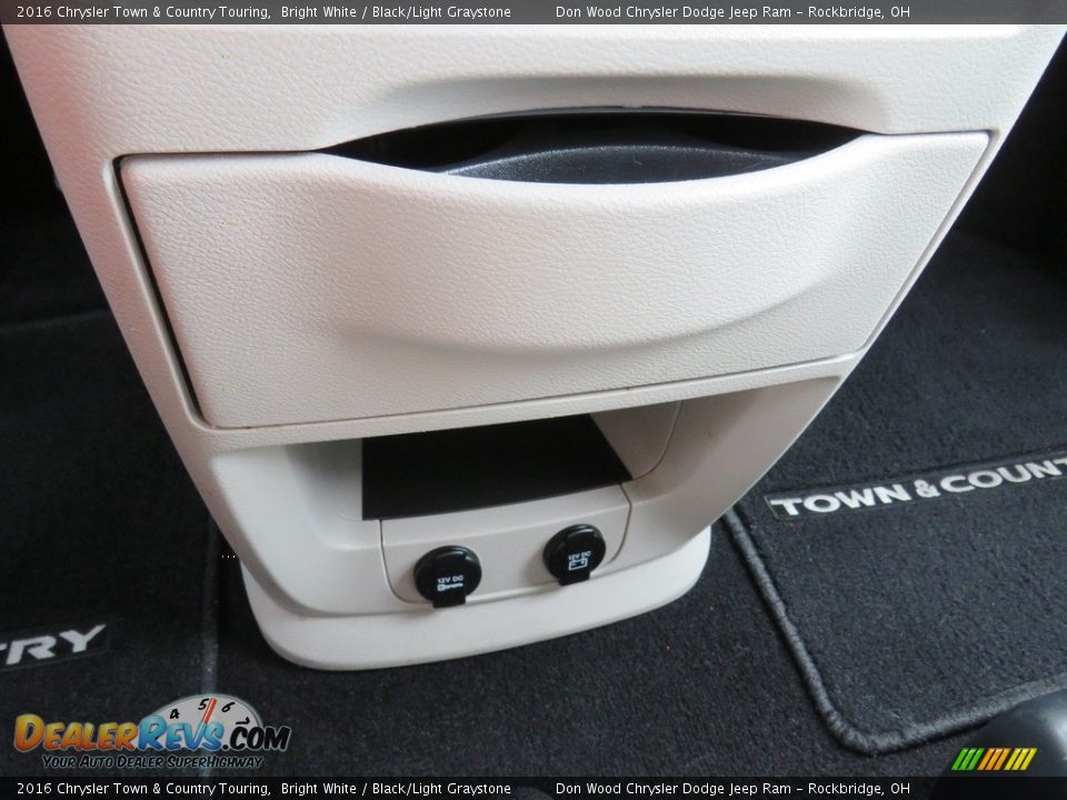2016 Chrysler Town & Country Touring Bright White / Black/Light Graystone Photo #29