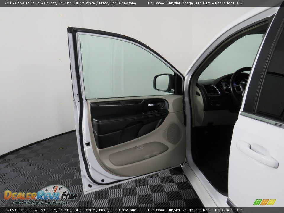 2016 Chrysler Town & Country Touring Bright White / Black/Light Graystone Photo #30