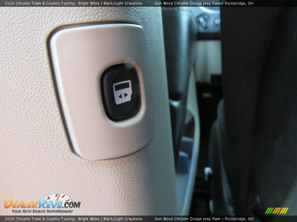 2016 Chrysler Town & Country Touring Bright White / Black/Light Graystone Photo #35