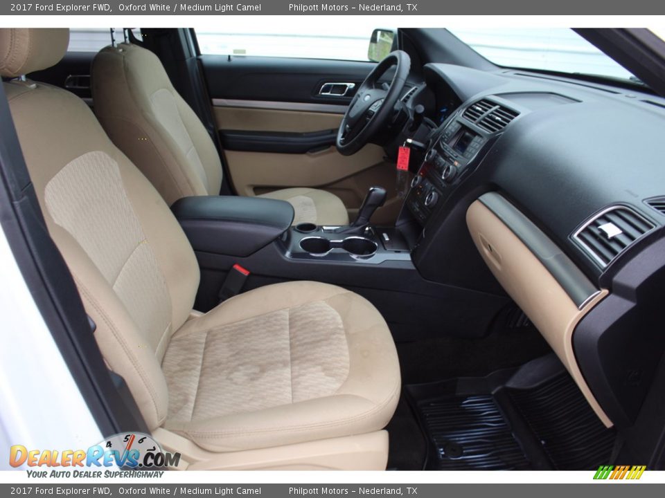 2017 Ford Explorer FWD Oxford White / Medium Light Camel Photo #31