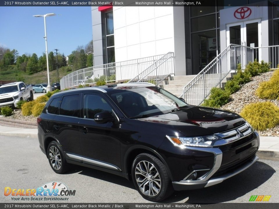 Front 3/4 View of 2017 Mitsubishi Outlander SEL S-AWC Photo #1