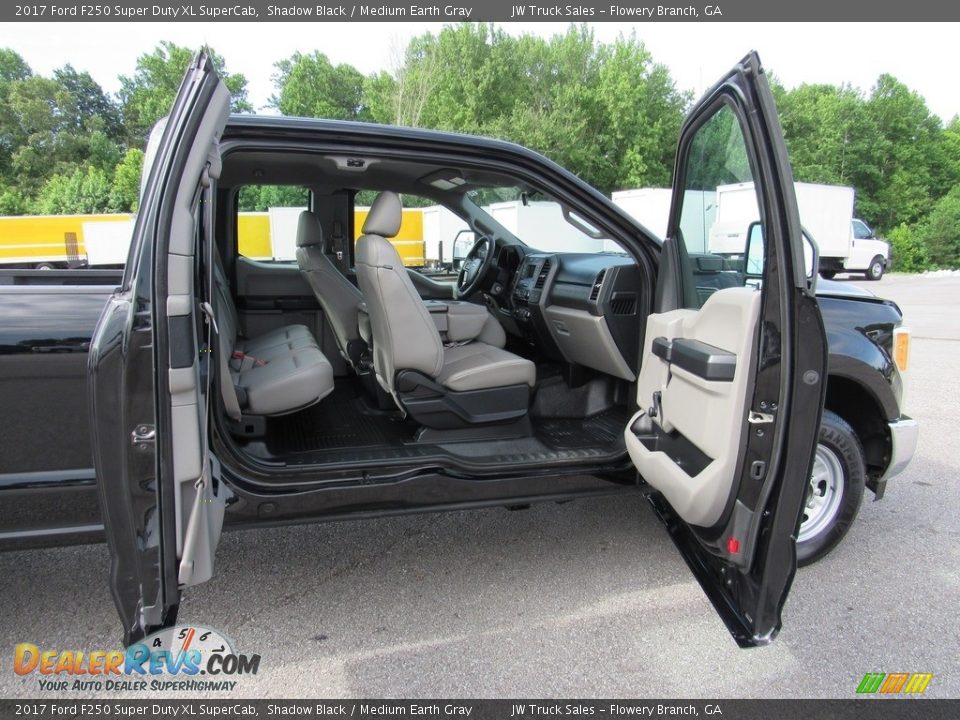 Front Seat of 2017 Ford F250 Super Duty XL SuperCab Photo #31