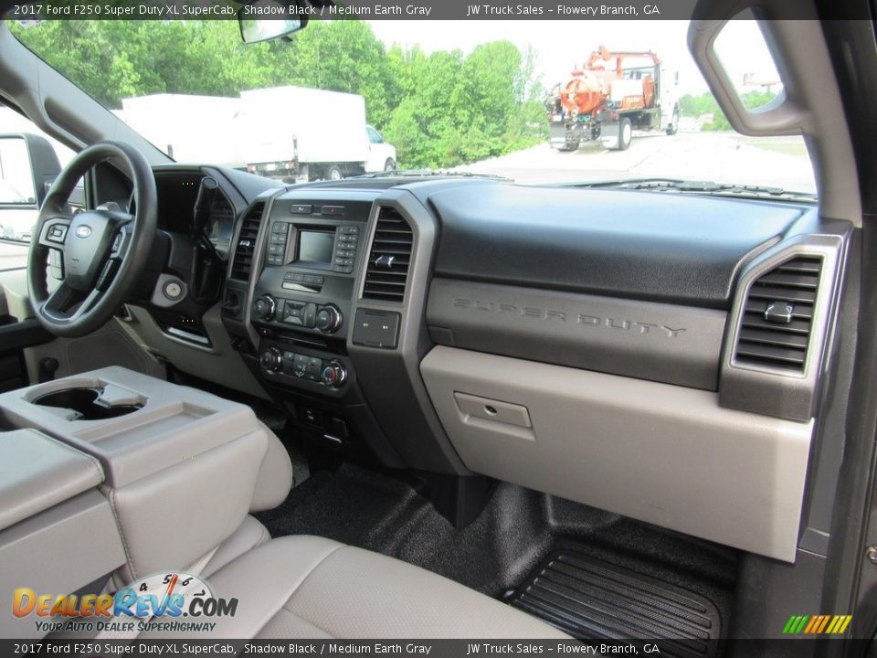 Dashboard of 2017 Ford F250 Super Duty XL SuperCab Photo #33