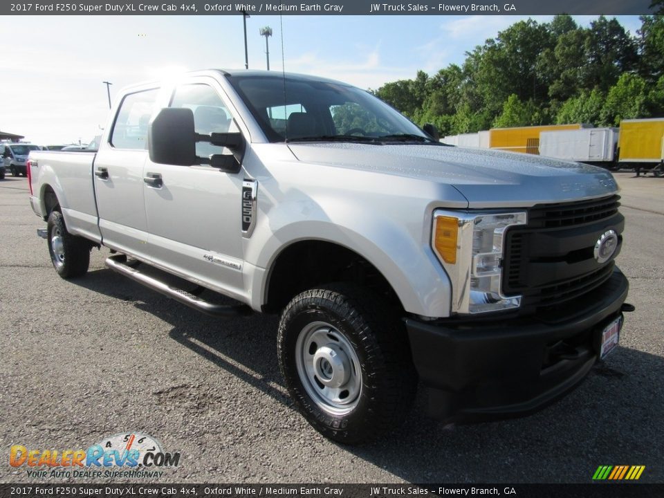 2017 Ford F250 Super Duty XL Crew Cab 4x4 Oxford White / Medium Earth Gray Photo #8