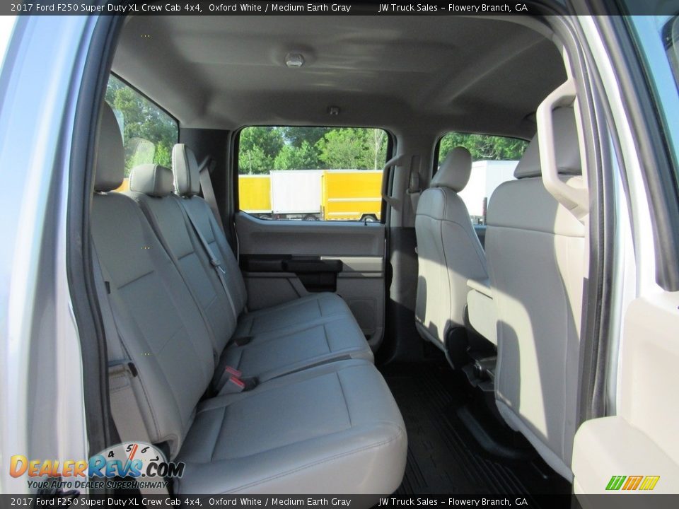 2017 Ford F250 Super Duty XL Crew Cab 4x4 Oxford White / Medium Earth Gray Photo #29