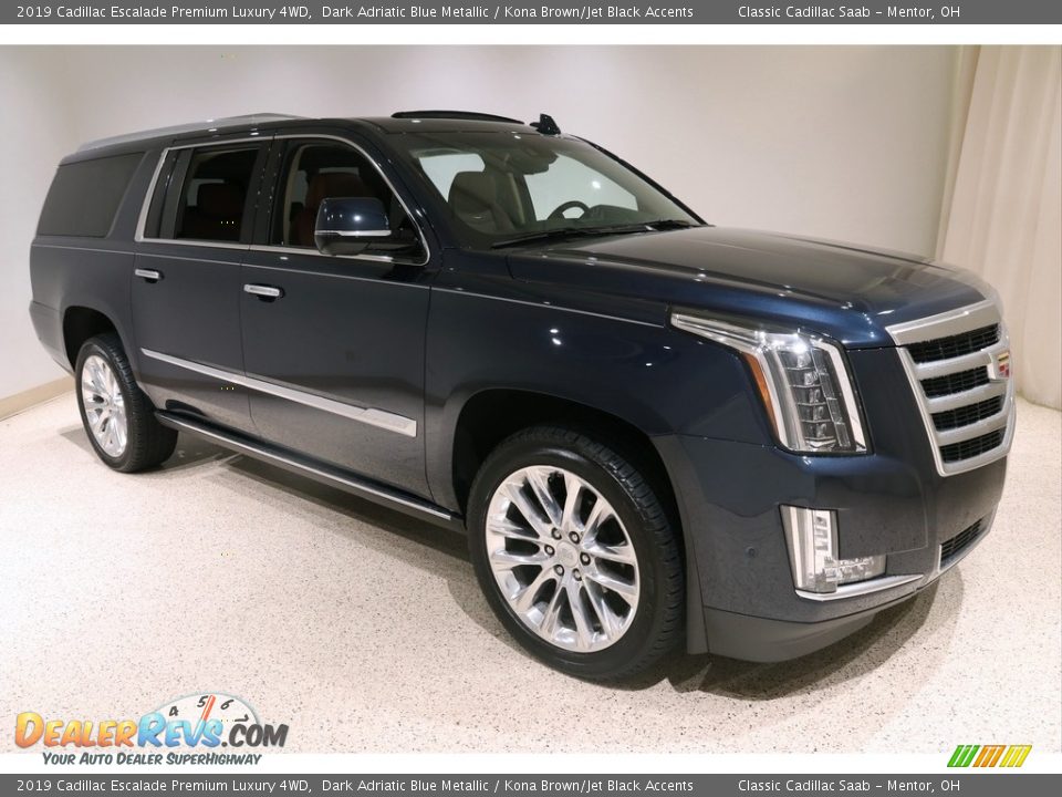 Front 3/4 View of 2019 Cadillac Escalade Premium Luxury 4WD Photo #1