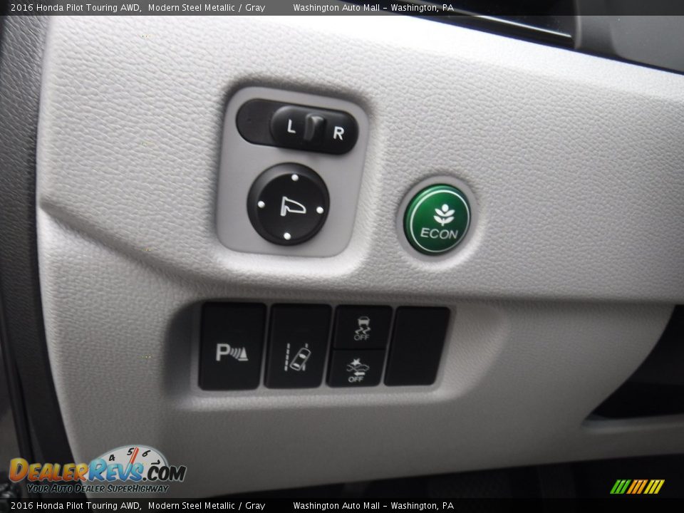 Controls of 2016 Honda Pilot Touring AWD Photo #15