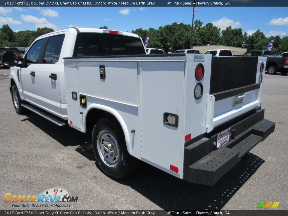 2017 Ford F250 Super Duty XL Crew Cab Chassis Oxford White / Medium Earth Gray Photo #3