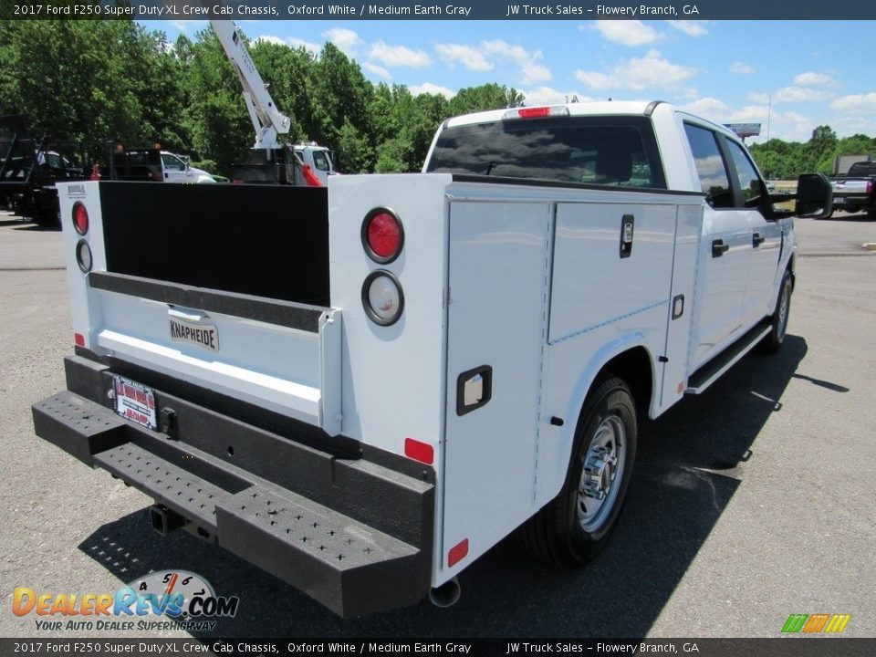 2017 Ford F250 Super Duty XL Crew Cab Chassis Oxford White / Medium Earth Gray Photo #5