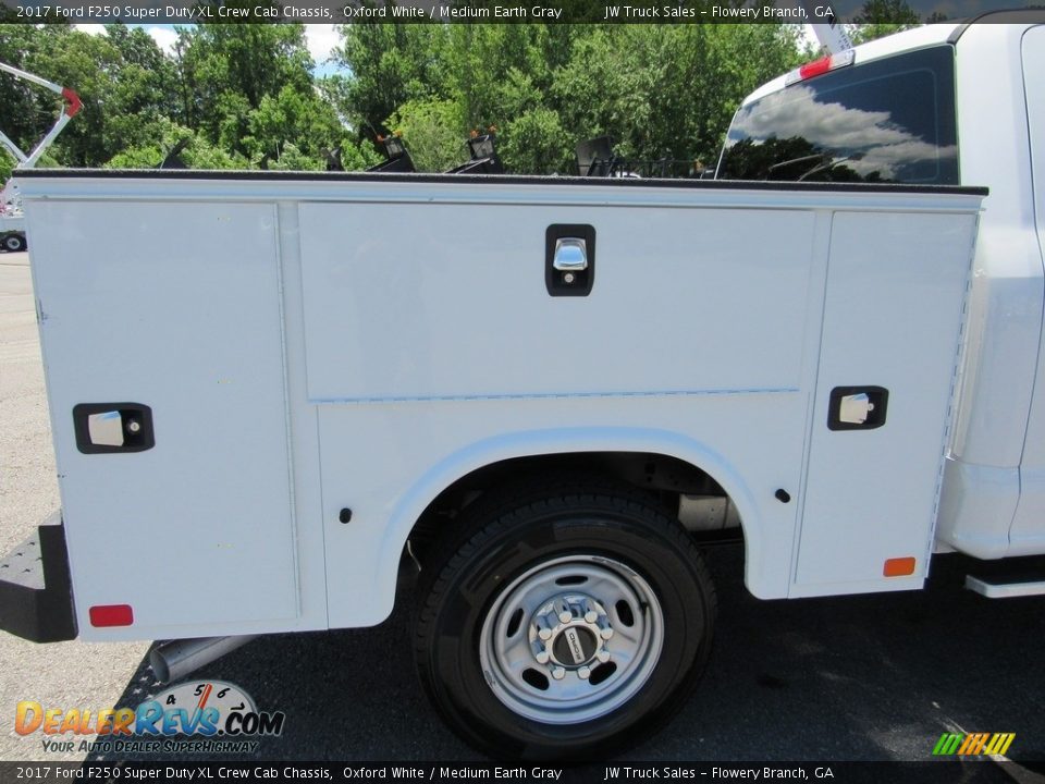 2017 Ford F250 Super Duty XL Crew Cab Chassis Oxford White / Medium Earth Gray Photo #22