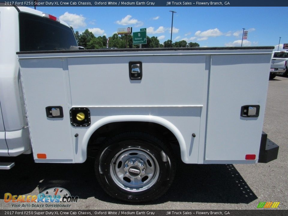 2017 Ford F250 Super Duty XL Crew Cab Chassis Oxford White / Medium Earth Gray Photo #23